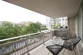 Beautiful  Apt At Crystal City With Gym