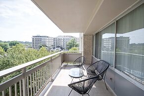 Awesome 2 BR Condo Crystal City
