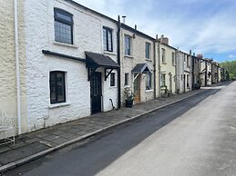Peaceful Riverside Cottage in Machen, Caerphilly