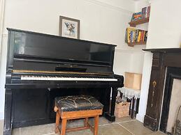 Peaceful Riverside Cottage in Machen, Caerphilly