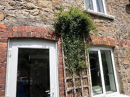 Peaceful Riverside Cottage in Machen, Caerphilly