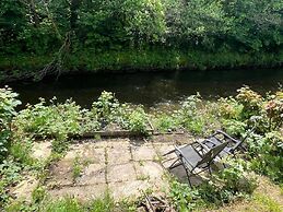 Peaceful Riverside Cottage in Machen, Caerphilly