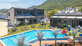 Yeosu Kinolkids Poolvilla
