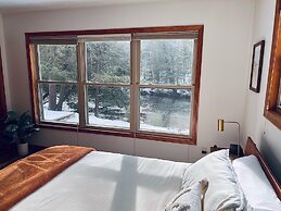 Firefly Lodge! Boardman River! Hot Tub! Woodstove!
