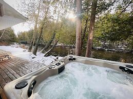 Firefly Lodge! Boardman River! Hot Tub! Woodstove!