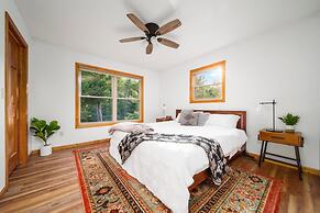 Firefly Lodge! Boardman River! Hot Tub! Woodstove!