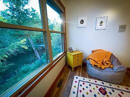 Firefly Lodge! Boardman River! Hot Tub! Woodstove!