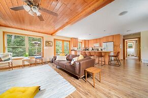 Firefly Lodge! Boardman River! Hot Tub! Woodstove!