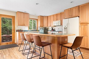 Firefly Lodge! Boardman River! Hot Tub! Woodstove!