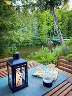 Firefly Lodge! Boardman River! Hot Tub! Woodstove!