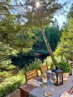 Firefly Lodge! Boardman River! Hot Tub! Woodstove!