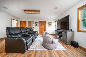 Firefly Lodge! Boardman River! Hot Tub! Woodstove!