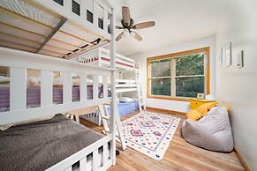 Firefly Lodge! Boardman River! Hot Tub! Woodstove!