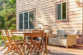 Firefly Lodge! Boardman River! Hot Tub! Woodstove!