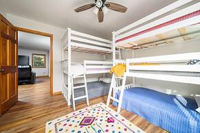 Firefly Lodge! Boardman River! Hot Tub! Woodstove!