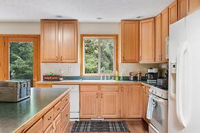 Firefly Lodge! Boardman River! Hot Tub! Woodstove!