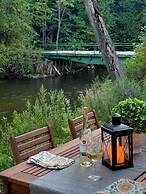 Firefly Lodge! Boardman River! Hot Tub! Woodstove!