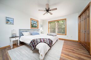 Firefly Lodge! Boardman River! Hot Tub! Woodstove!