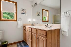 Firefly Lodge! Boardman River! Hot Tub! Woodstove!