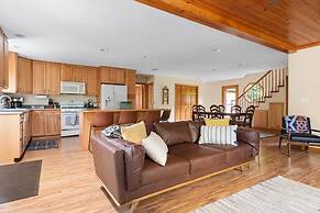 Firefly Lodge! Boardman River! Hot Tub! Woodstove!