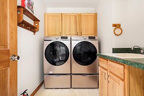 Firefly Lodge! Boardman River! Hot Tub! Woodstove!