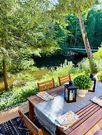 Firefly Lodge! Boardman River! Hot Tub! Woodstove!