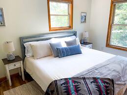 Firefly Lodge! Boardman River! Hot Tub! Woodstove!