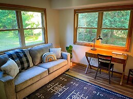 Firefly Lodge! Boardman River! Hot Tub! Woodstove!