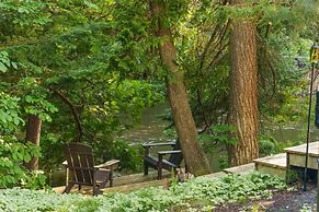 Firefly Lodge! Boardman River! Hot Tub! Woodstove!