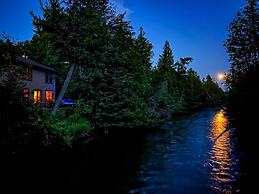 Firefly Lodge! Boardman River! Hot Tub! Woodstove!