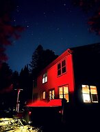 Firefly Lodge! Boardman River! Hot Tub! Woodstove!