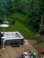 Firefly Lodge! Boardman River! Hot Tub! Woodstove!