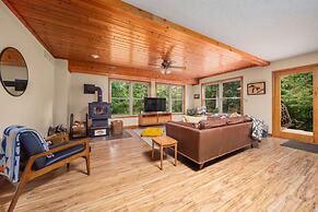 Firefly Lodge! Boardman River! Hot Tub! Woodstove!