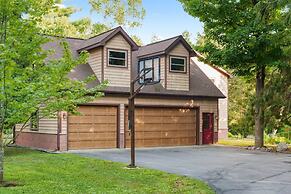 Firefly Lodge! Boardman River! Hot Tub! Woodstove!