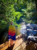 Firefly Lodge! Boardman River! Hot Tub! Woodstove!