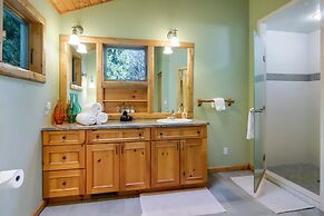 Boardman Monarch Upscale River Lodge HOT Tub!