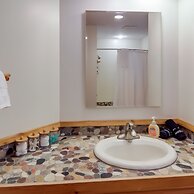 Boardman Monarch Upscale River Lodge HOT Tub!