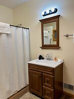 Boardman Monarch Upscale River Lodge HOT Tub!