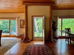 Boardman Monarch Upscale River Lodge HOT Tub!