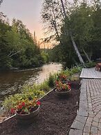 Boardman Monarch Upscale River Lodge HOT Tub!