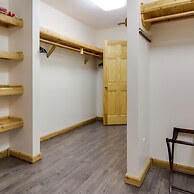 Boardman Monarch Upscale River Lodge HOT Tub!