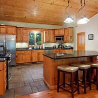 Boardman Monarch Upscale River Lodge HOT Tub!