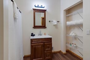 Boardman Monarch Upscale River Lodge HOT Tub!