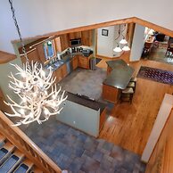 Boardman Monarch Upscale River Lodge HOT Tub!