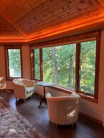 Boardman Monarch Upscale River Lodge HOT Tub!