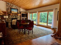 Boardman Monarch Upscale River Lodge HOT Tub!