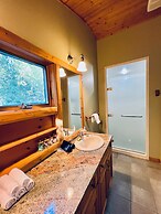 Boardman Monarch Upscale River Lodge HOT Tub!