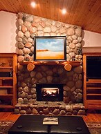 Boardman Monarch Upscale River Lodge HOT Tub!