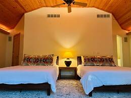 Boardman Monarch Upscale River Lodge HOT Tub!