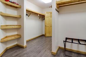 Boardman Monarch Upscale River Lodge HOT Tub!